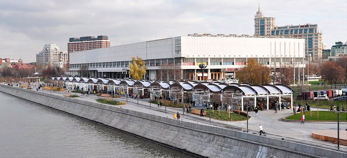 Вид с Крымского моста в Москве на Центральный дом художника. В этом месте располагалось одно из первых поселений славян в Москве.