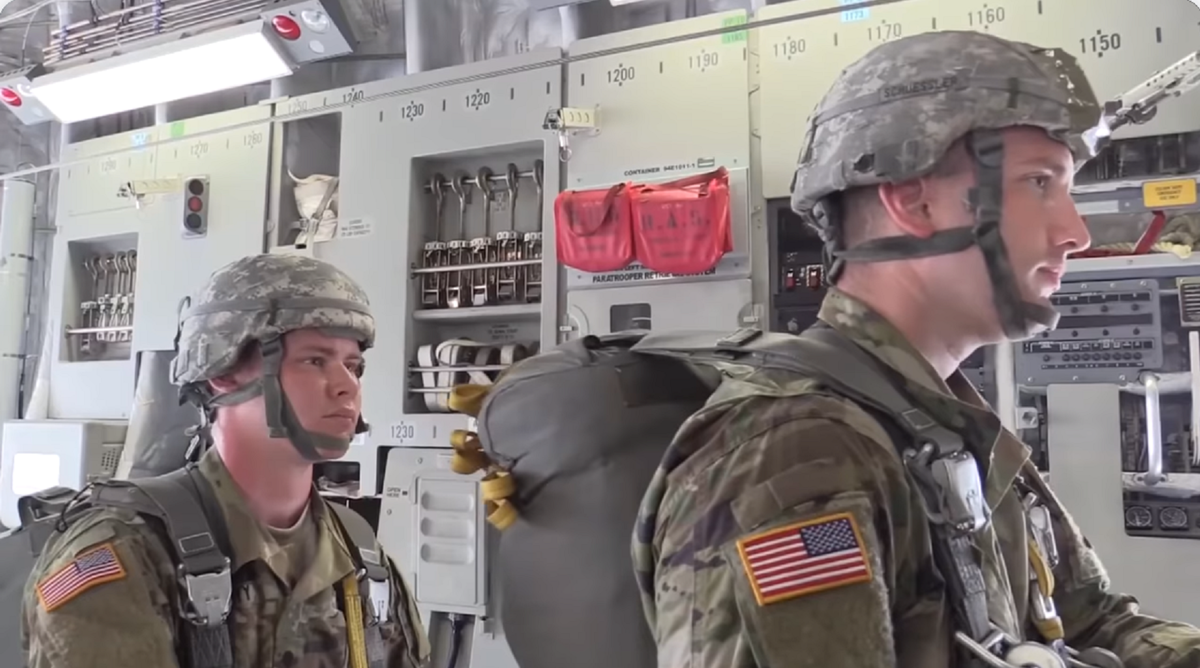 Американские десантники сегодня празднуют. Скриншот из видео в Ютубе.