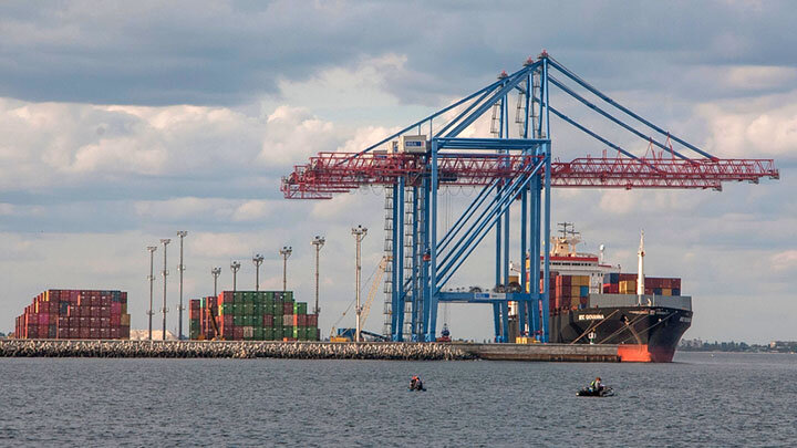 НЕКИЙ КОНТЕЙНЕРОВОЗ ПОД ФЛАГОМ ГОНКОНГА ВЫШЕЛ ИЗ ОДЕССЫ И ВЗЯЛ КУРС НА БОСФОР. УКРАИНА В ОЧЕРЕДНОЙ РАЗ ПРОВОЦИРУЕТ РОССИЮ. ФОТО: STANISLAW1999/SHUTTERSTOCK.COM