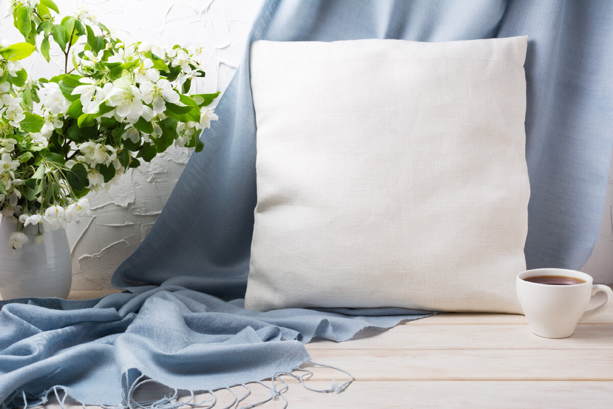 Наволочка — неотъемлемый атрибут домашнего текстиля. Ее надевают как на декоративные подушки, так и на те, что предназначены для сна.