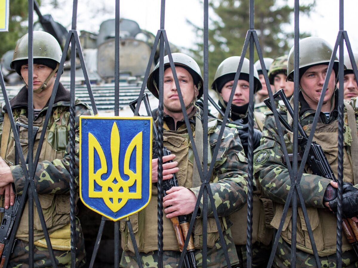    Украинские военные на территории военной базы© РИА Новости / Андрей Стенин