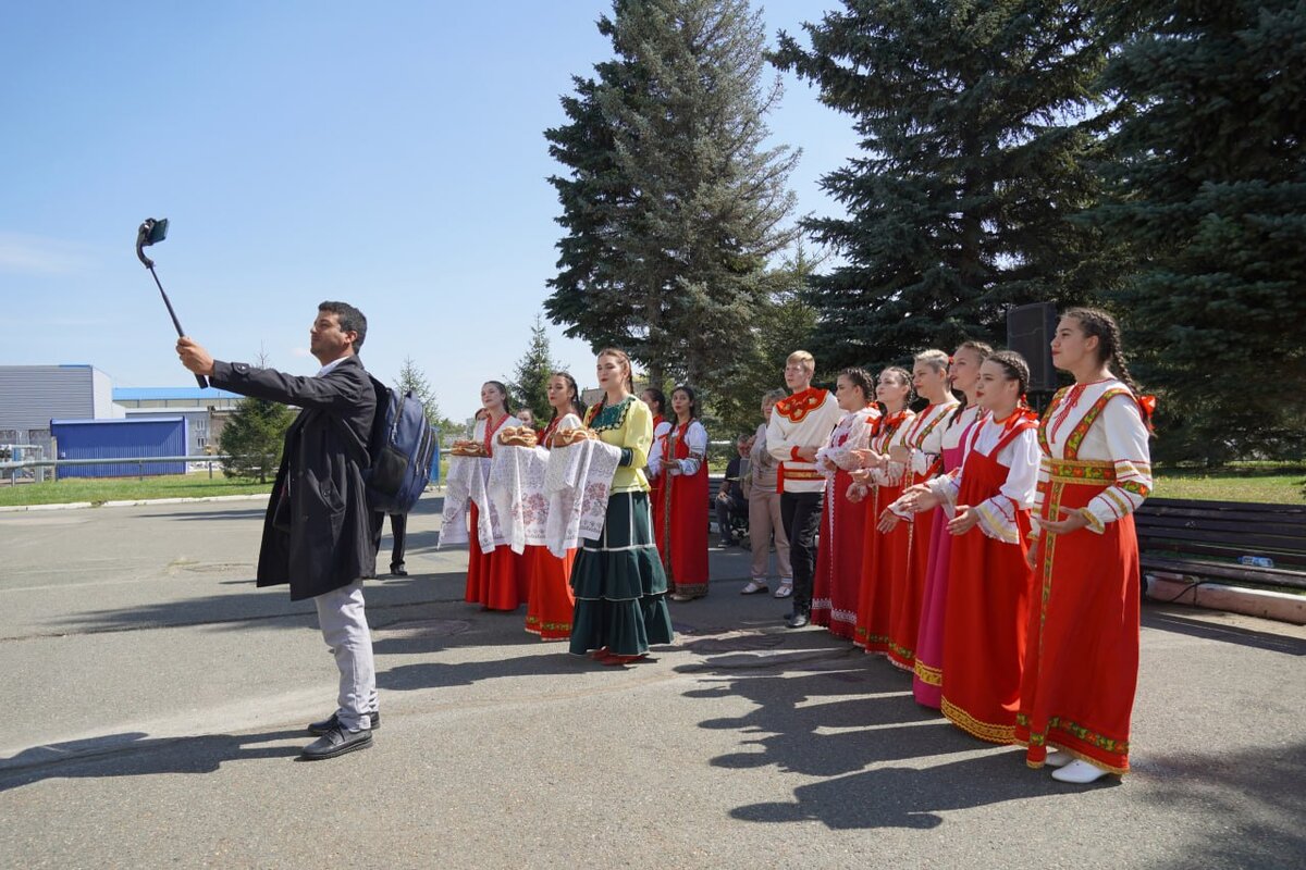    В аэропорту Оренбурга участников форума «Евразия Global» встречают с хлебом и солью Марина Шарт