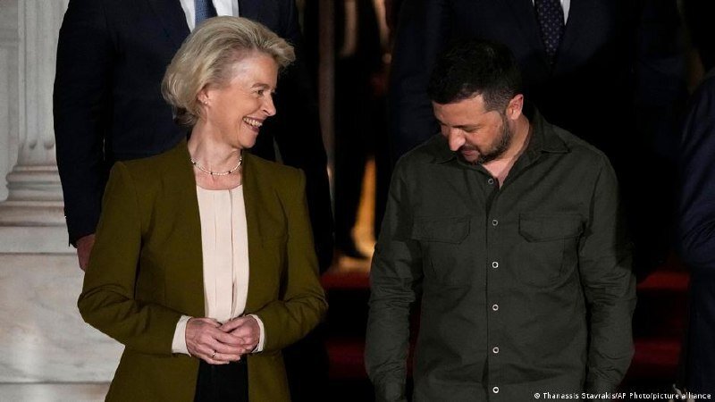 Не только их, я бы сказала. И это сразу подтверждает снимок с другого ресурса. Кстати, любопытно - куда устремил свой взгляд Зеленский. Теряюсь в догадках.