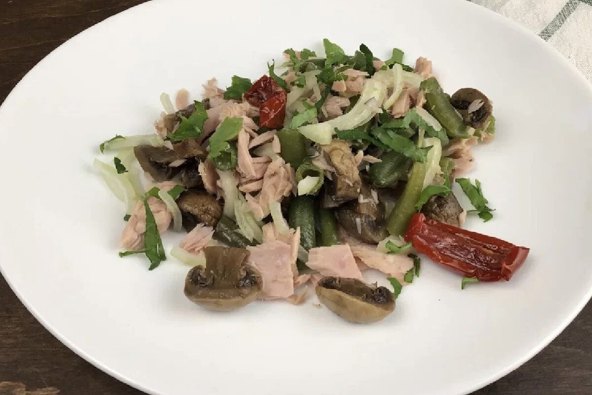 Салат из тунца и грибов. Фото автора.