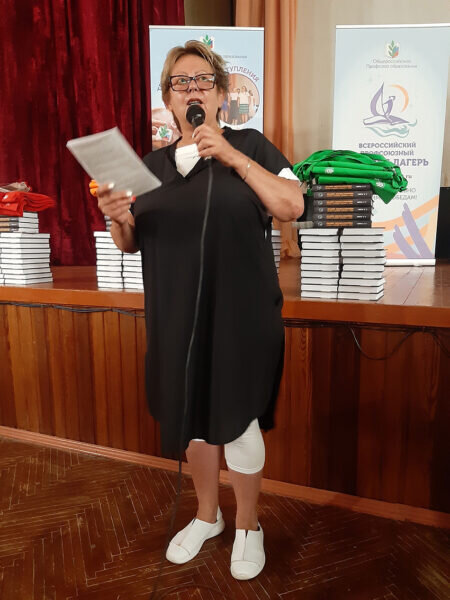    Елена ЕЛШИНА приветствует участников тренинг-лагеря