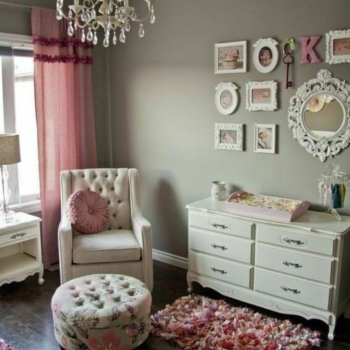 Серо розовая комната. Беби Шик стиль интерьера. Декор для комнаты девочки. Стильная детская для девочки. Декор детской комнаты.