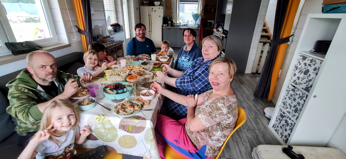 Свекровь на переднем плане в розовых штанишках 