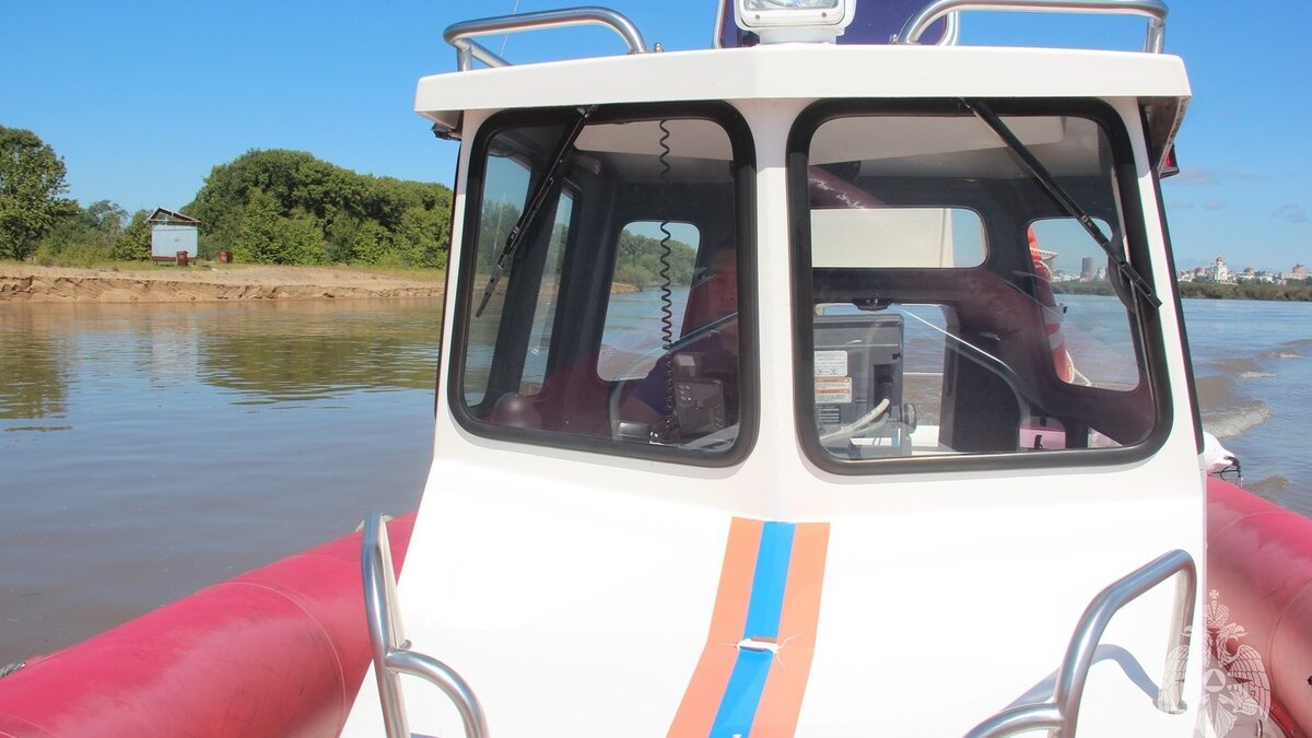     Вода сохраняется на трех участках дорог в населенных пунктах.