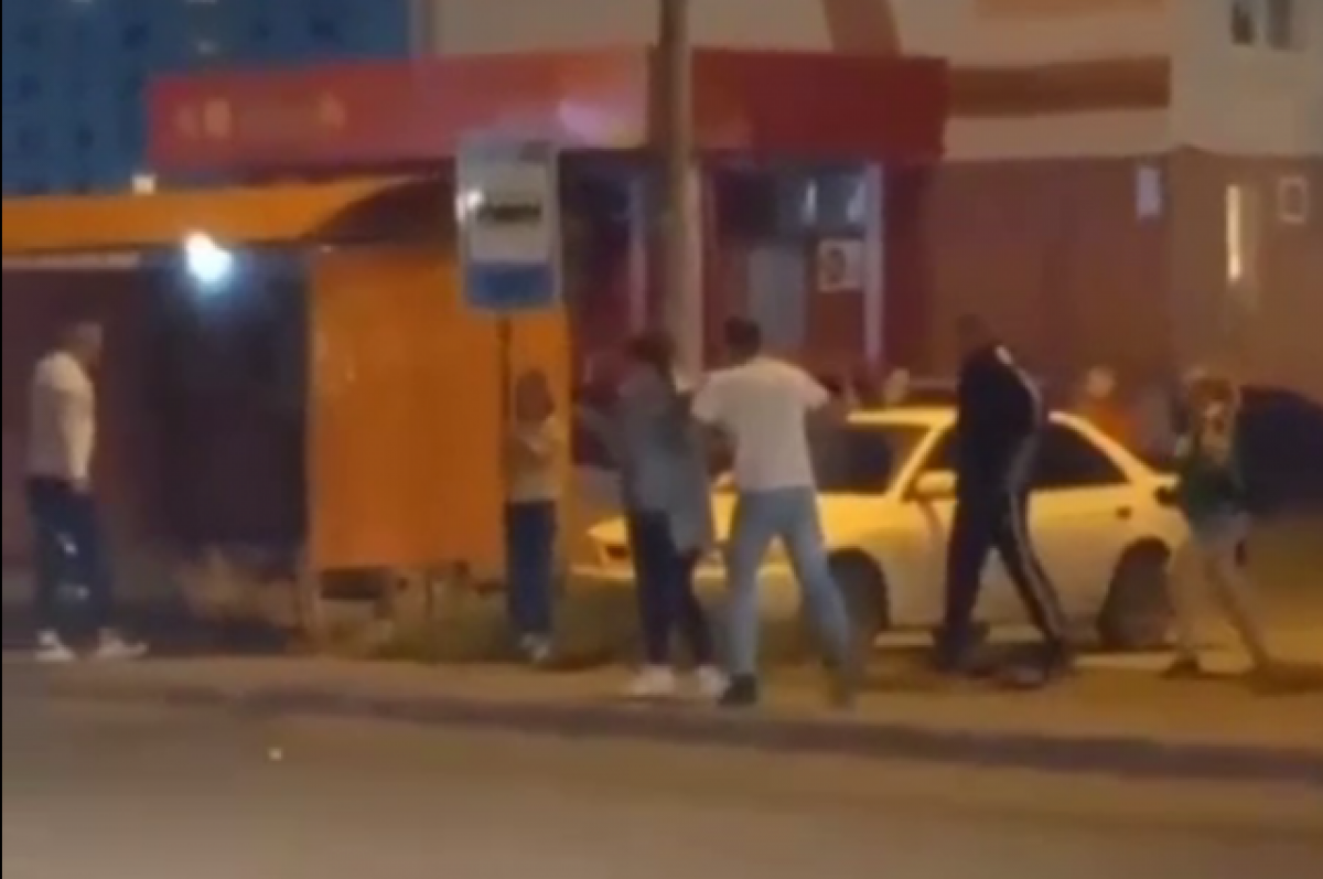    В Новосибирске опубликовали видео драки на улице Дмитрия Шмонина