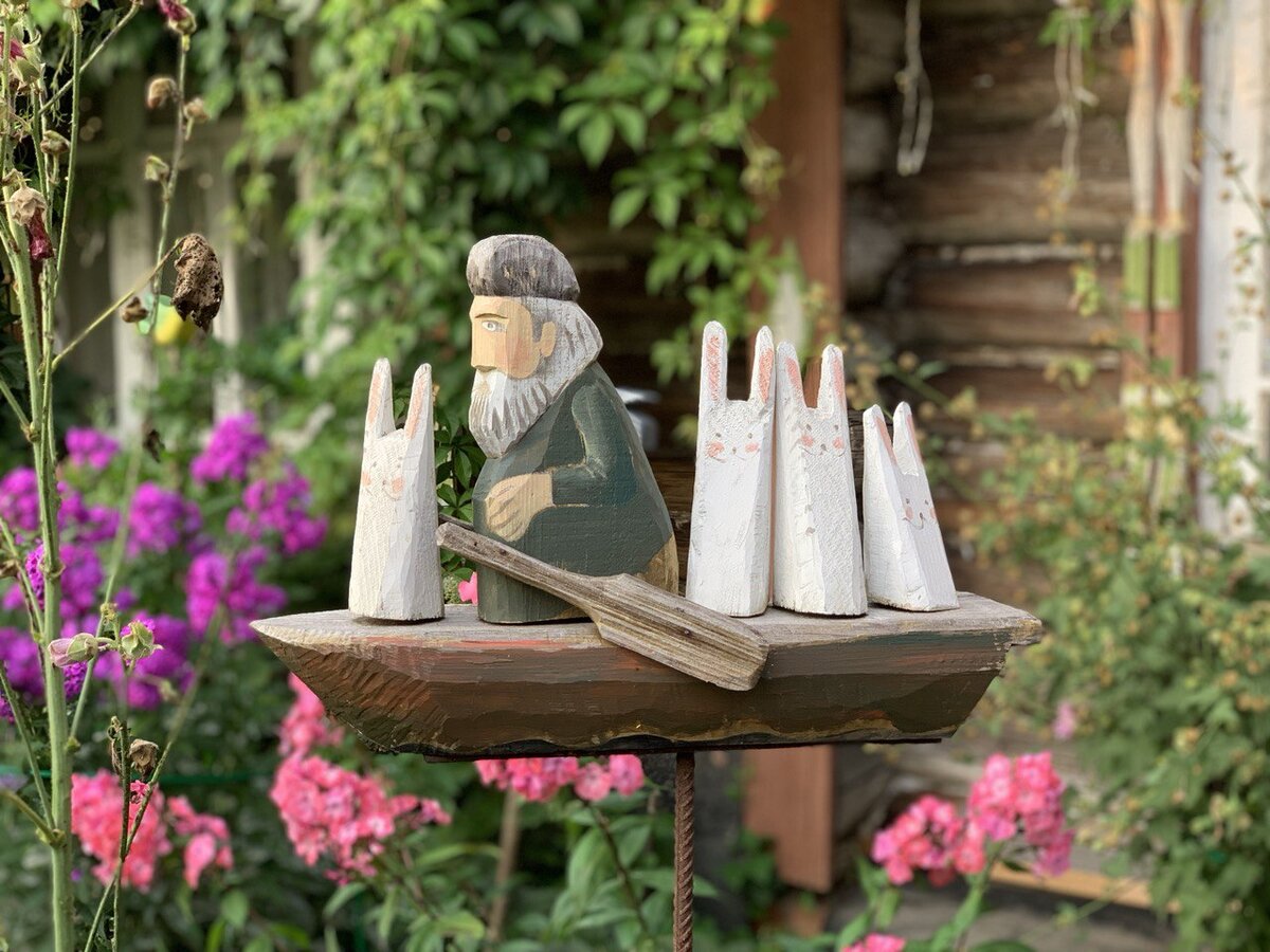 На мой вкус - потрясающие работы из дерева. Делал дедушка из волжской деревни. Надеюсь, еще в здравии