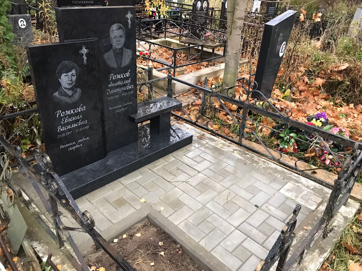 Составной памятник с лавочкой из чёрного гранита