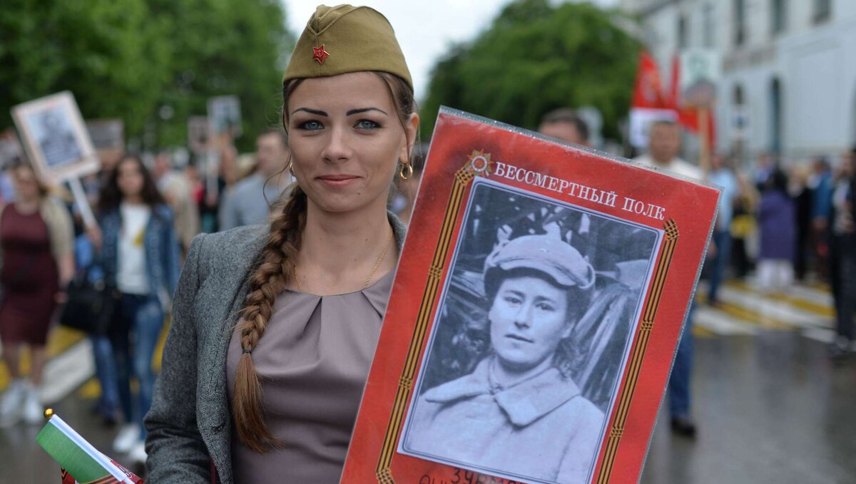 Маи портреты. Люди на Бессмертном полку. Девушка Бессмертный полк. Портрет на 9 мая. Бессмертный полк картинки.