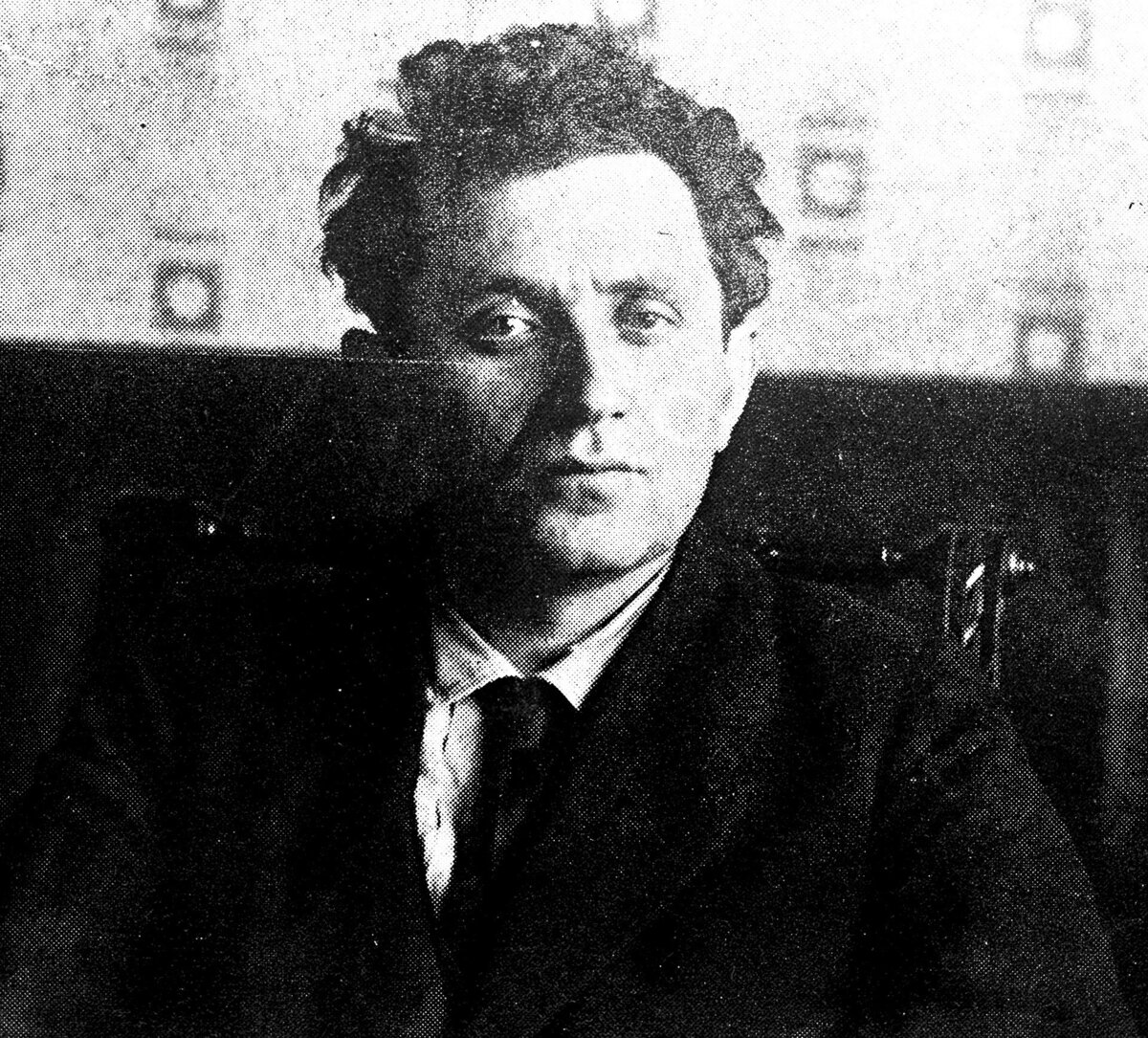 Член Политбюро ЦК ВКП (б) 1921 - 1926 годов,  Григорий Евсеевич Зиновьев - один из инициаторов изгнания Льва Троцкого из руководства большевистской партии.