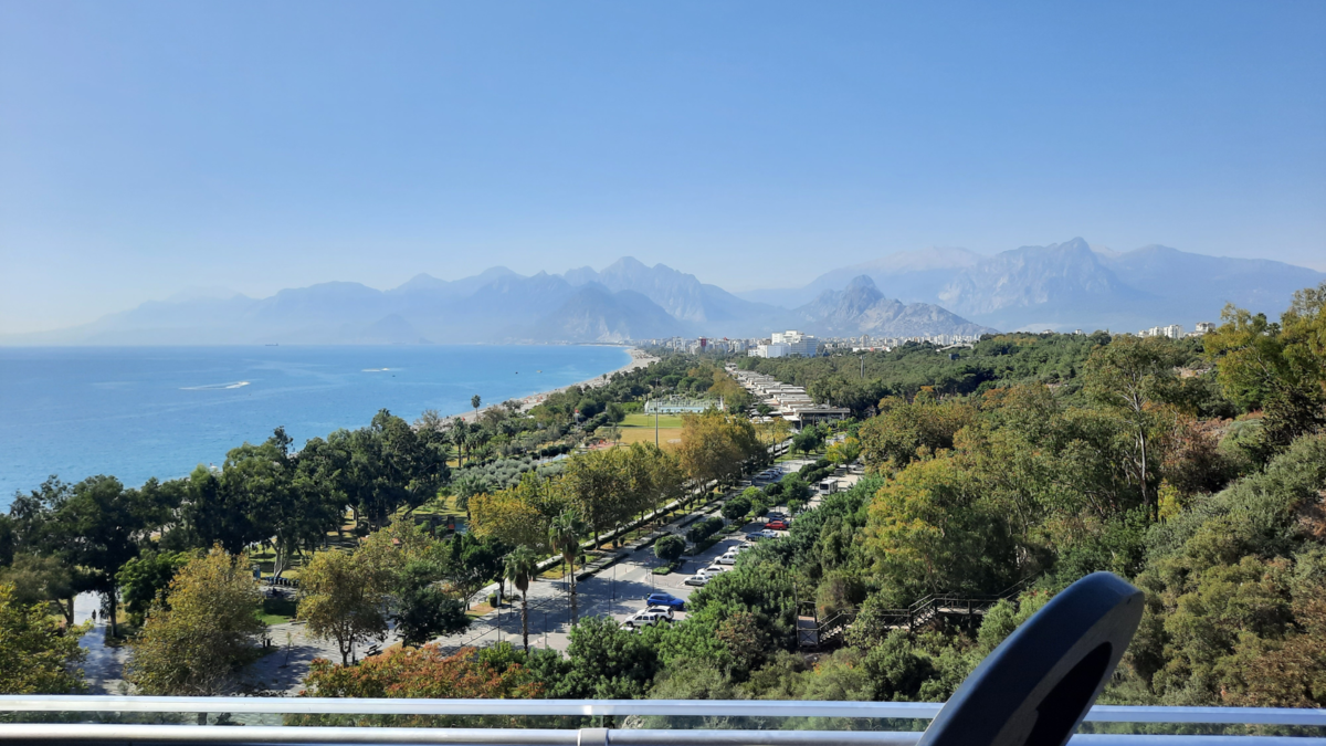 Вид на побережье Антальи, где живу я и куда приехали осмотреться мои знакомые.