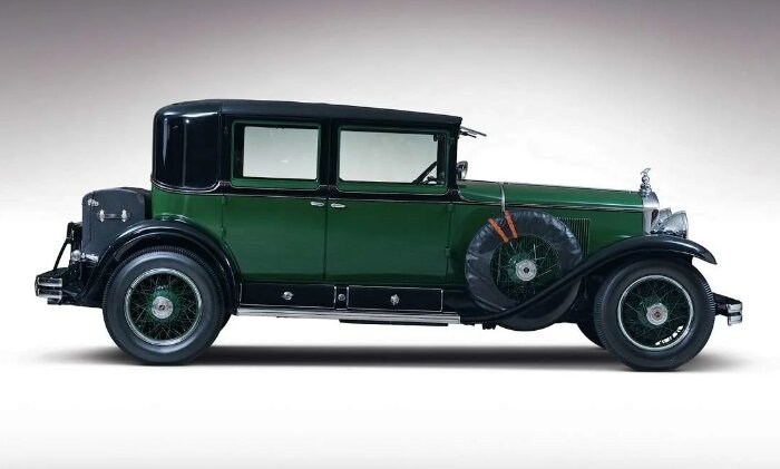 Современная фотография автомобиля-броневика Cadillac V8 Town Sedan