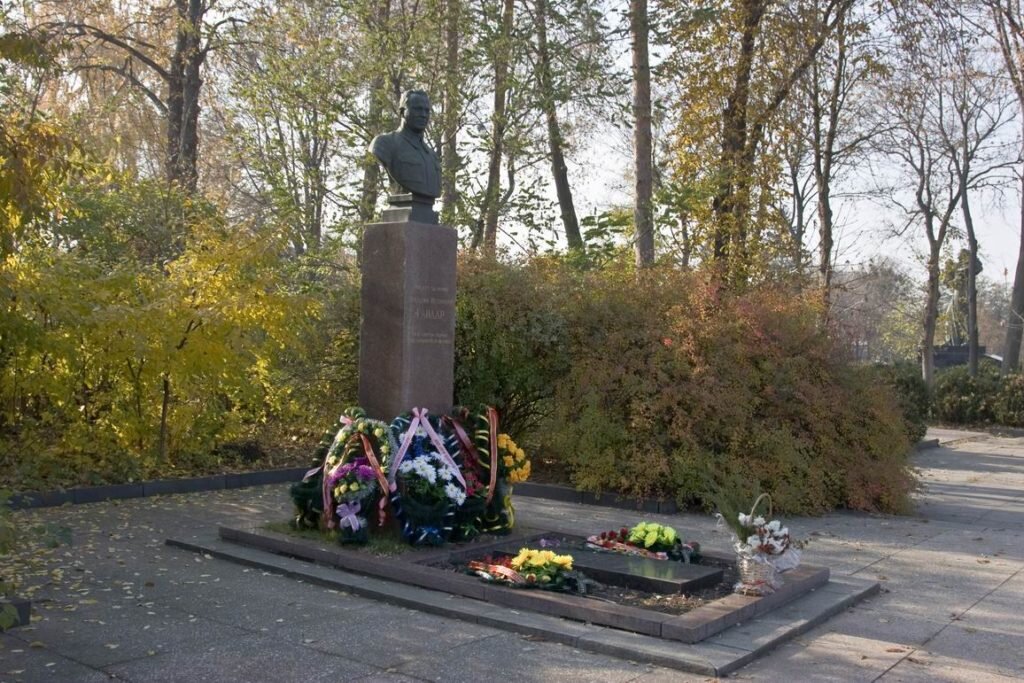 Могила Аркадия Гайдара в городе Канев Черкасской области Украины/ © culttourism.ru