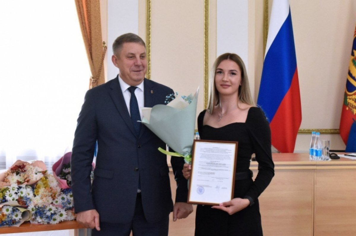    Александр Богомаз вручил сертификаты на жилье 18 брянским детям-сиротам