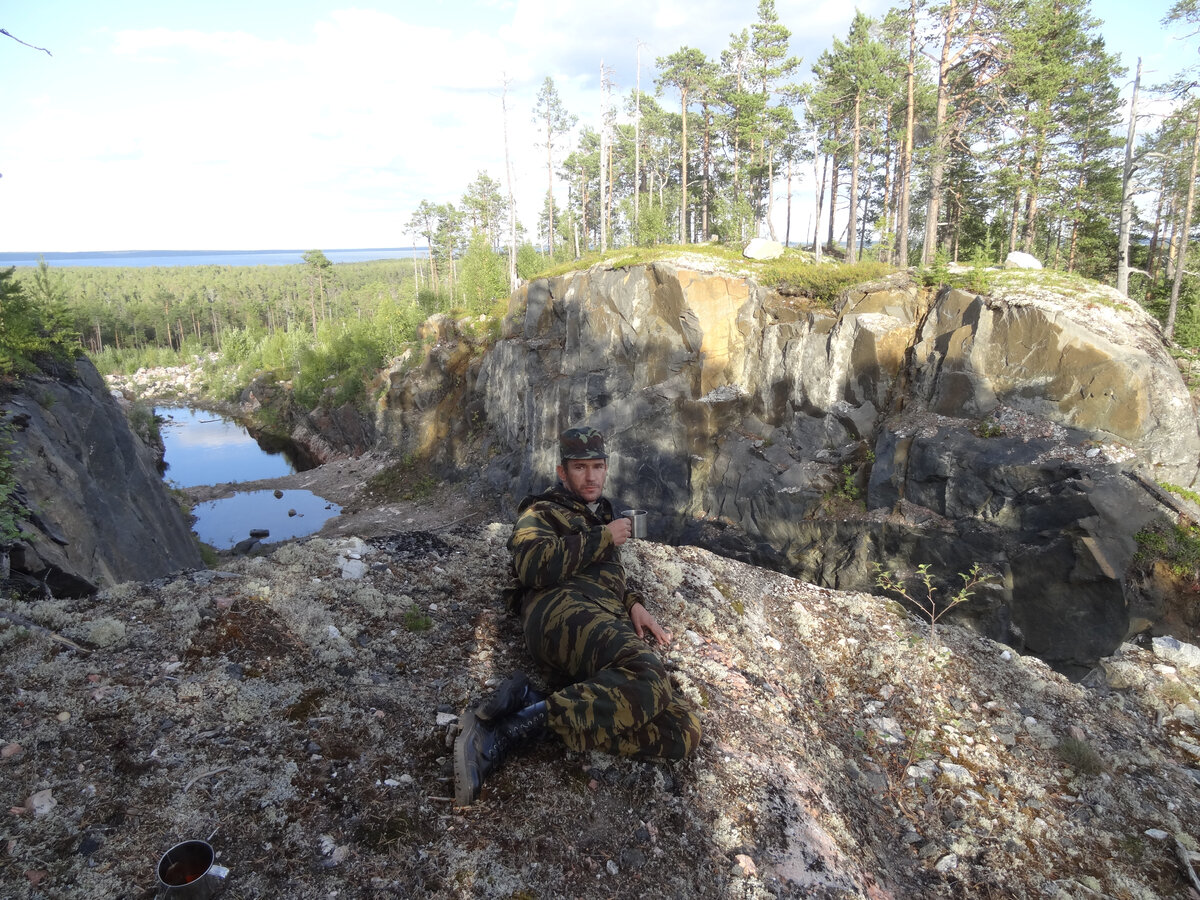 Вот фото подальше и здесь видно, что антураж все же настоящий)