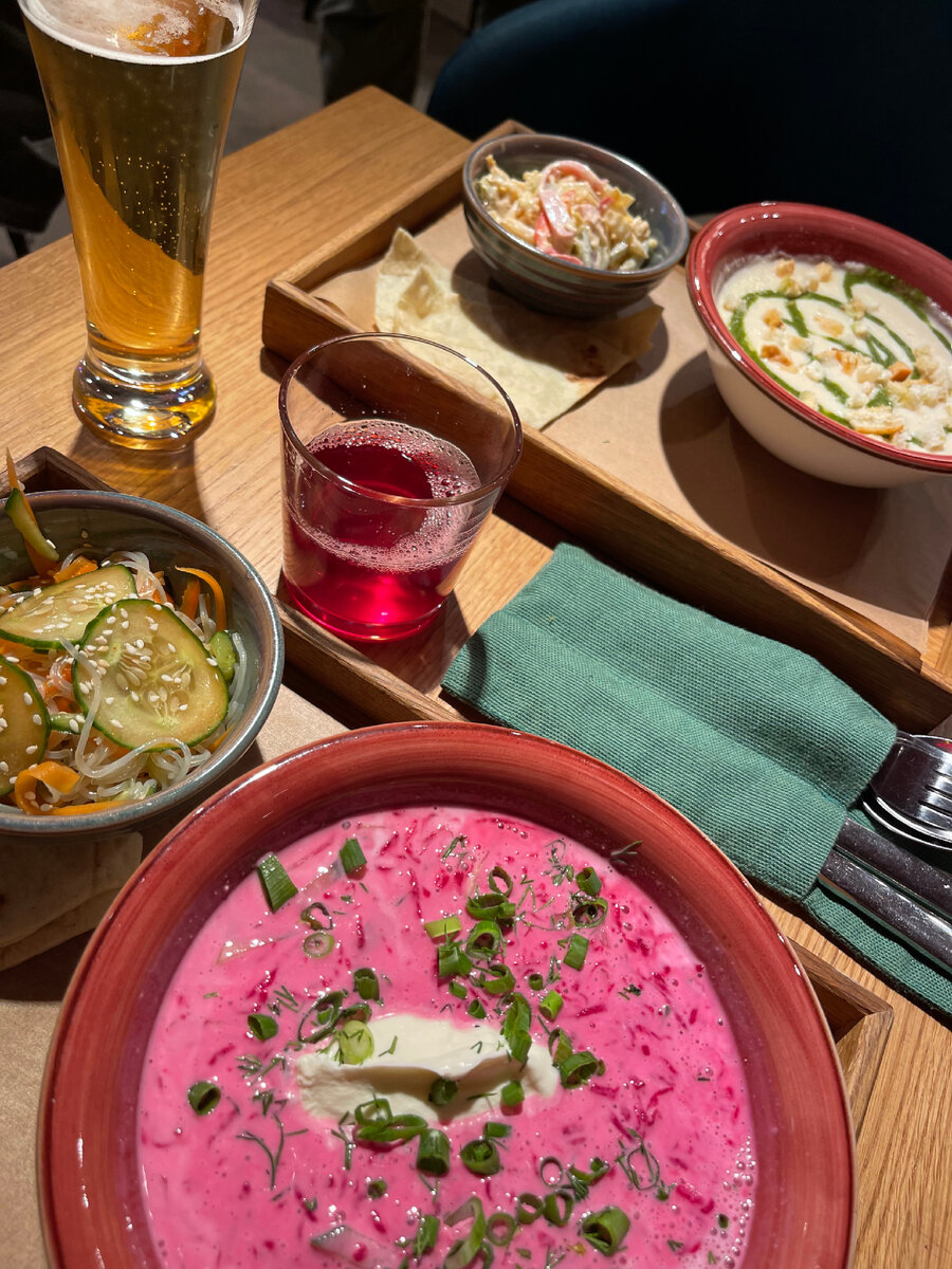 Выглядит неплохо, пиво в обед не входит. У меня битые огурцы, у мужа салат с ветчиной и куриный суп-пюре. Кстати он был самый вкусный.