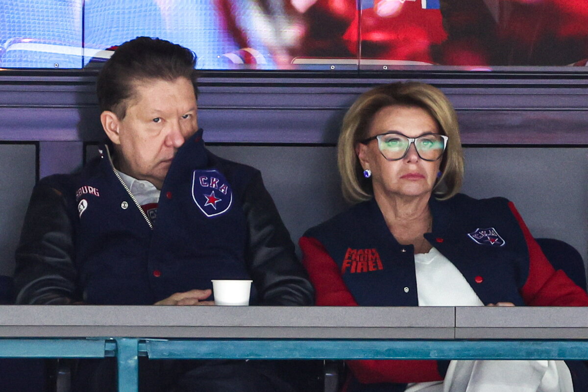 Алексей Миллер с супругой Ириной во время матча КХЛ между СКА и ЦСКА. 2023 год
