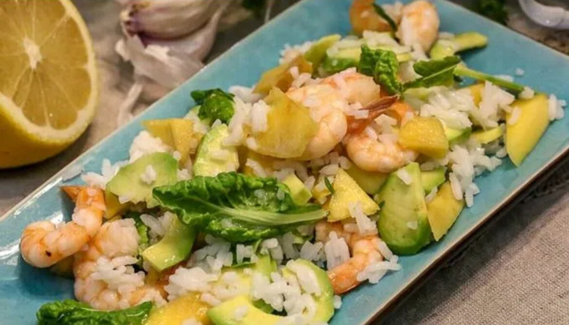 Салат с креветками и авокадо и рукколой. Поке с креветкой и авокадо. Салат с креветками и огурцом. Вкусный салат из авокадо и креветок. Салат с рисом авокадо и креветками.