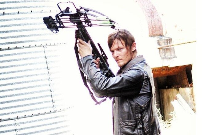 Дэрил Диксон с арбалетом
