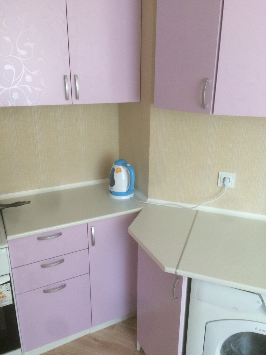 Сиреневая кухня из ЛДСП  с милым цветочным принтом на фасадах.