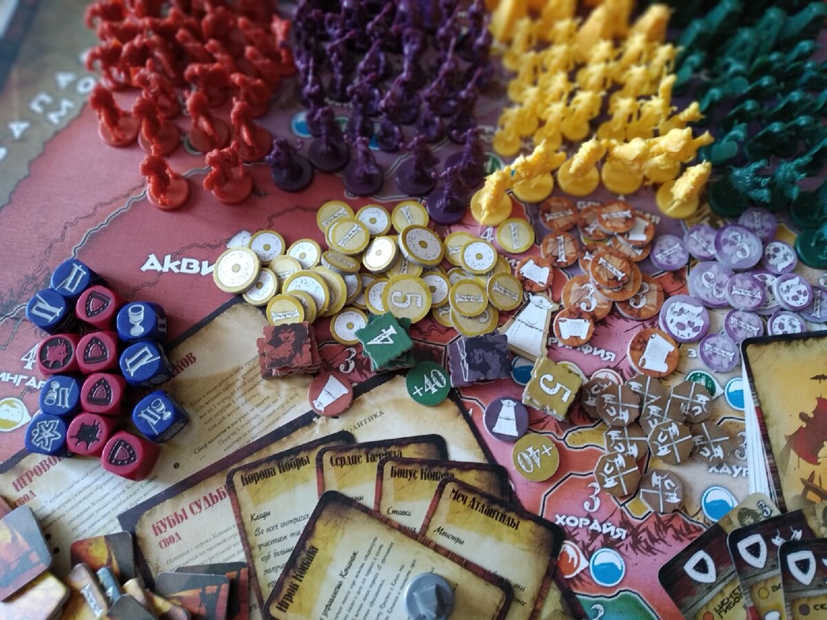 Жетоны золота, чар, побед, набегов, подвигов, торгов, положения на треке, первого игрока и кубы судьбы и споров.