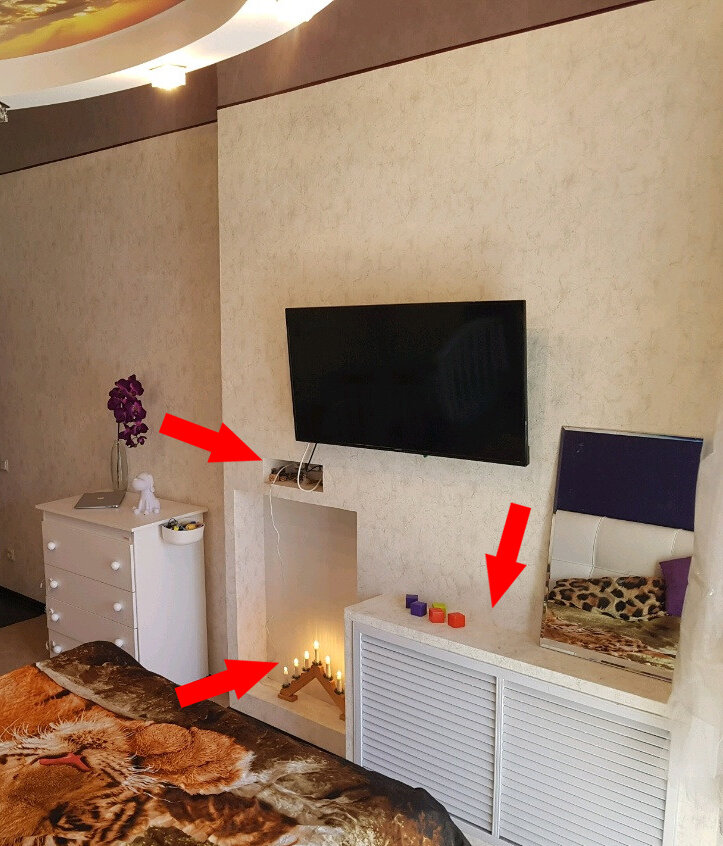 Странные ниши из ГКЛ... С розетками - это вообще эпик фейл. Просто нужно посмотреть в бестыжие глаза того, кто утопил их микро-нишу. С нишей побольше тоже не всё ясно. Возможно там планировался камин или что-то ещё, но видимо хозяева передумали, и теперь это смотрится просто... плохо! А гипсокартоновый короб для радиатора отопления выглядит совершенно инородным нагромождением, которое уродует и без того "искалеченную" стену. Вместо него лучше было бы использовать какой-нибудь изящный дизайнерский радиатор, который украсил бы этот участок стены   