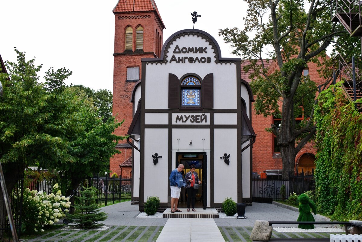 Даже на фото видно, что домик махонький