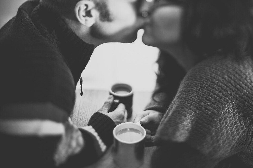 https://pixabay.com/photos/couple-kiss-together-kissing-1031639/
