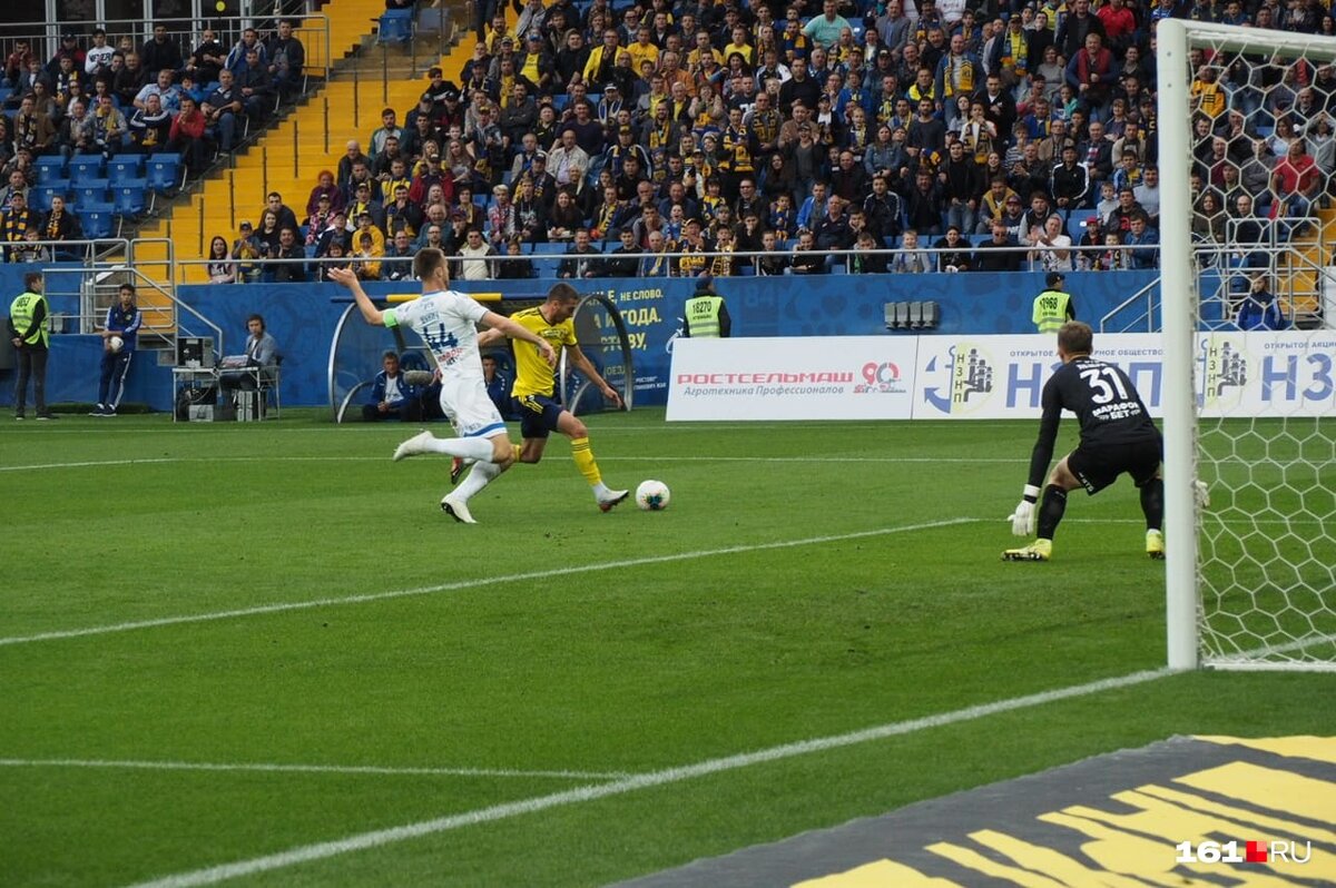 Алексей Ионов наносит удар по воротам. Источник: https://161.ru/