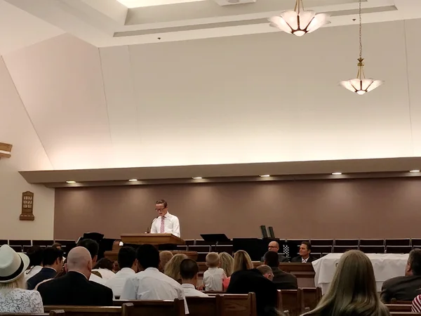 Зал тоже довольно простой. В центре есть пианино