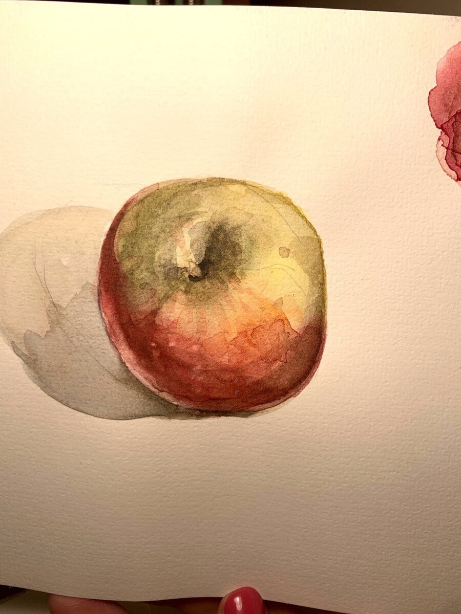 Самый первый скетч после 10 лет перерыва - яблоко. Как оригинально! :D (листайте галерею)