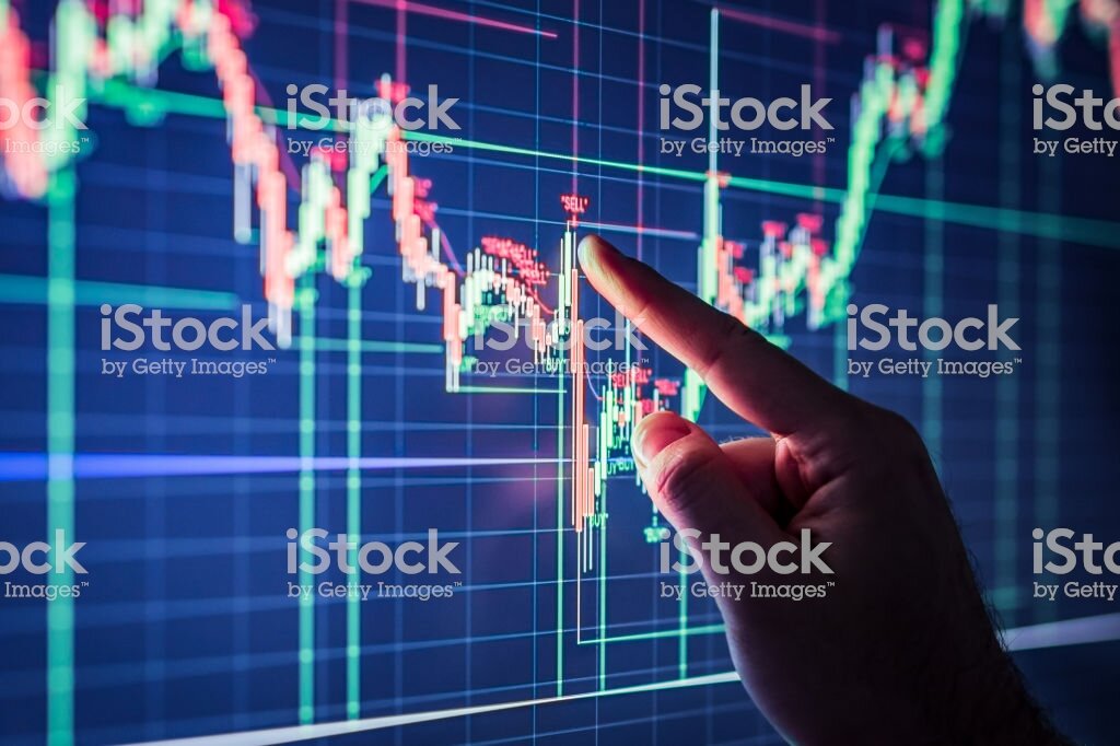 https://www.istockphoto.com/ru/%D1%84%D0%BE%D1%82%D0%BE/businessman-checking-stock-market-data-gm826058198-134155031