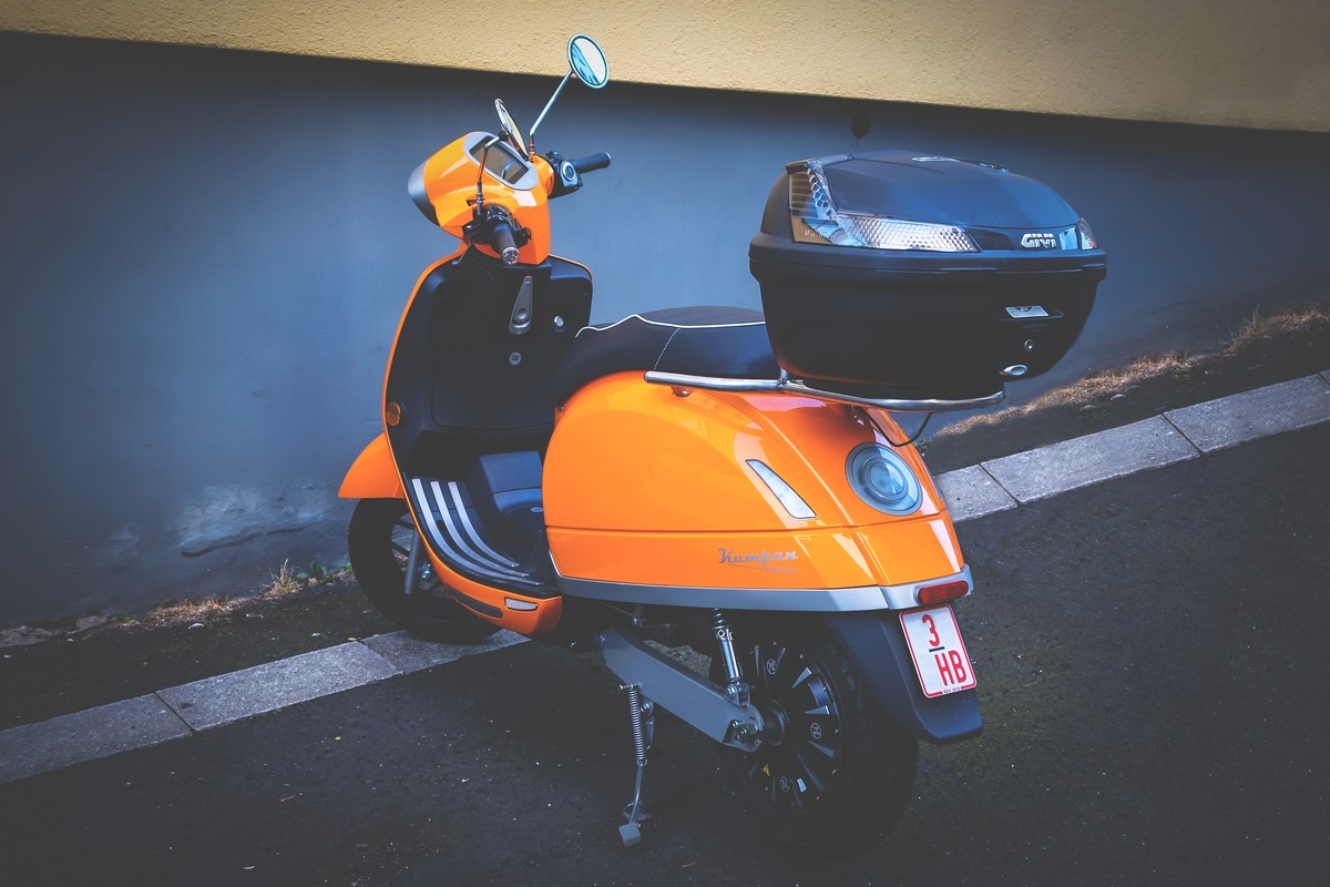 https://pixabay.com/photos/roller-electric-scooter-4384701/