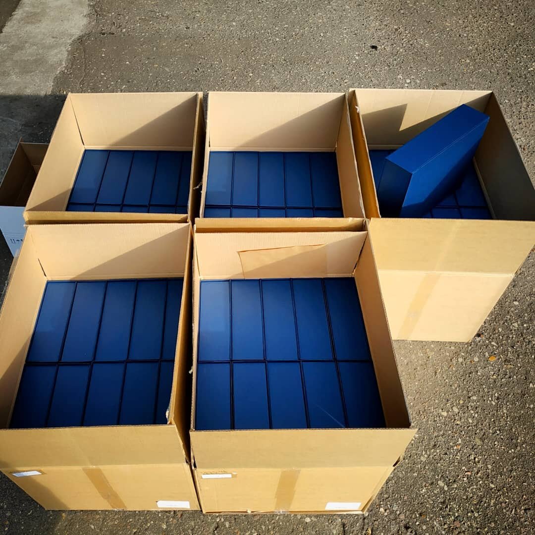 Большие синие подарочные коробки мелким оптом на заказ