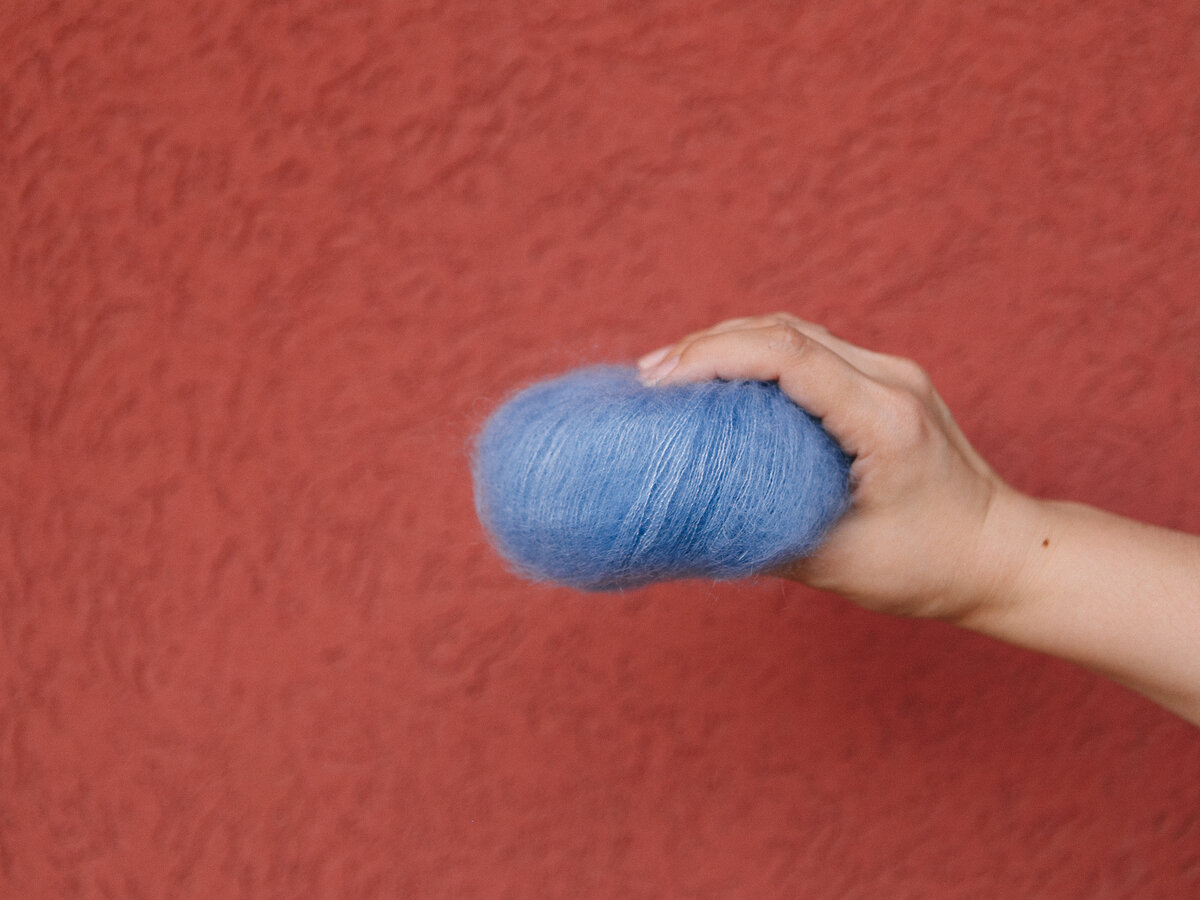 Мохеровый клубок - пушистый и мягкий на ощупь. На фото: DROPS "Kid-Silk"