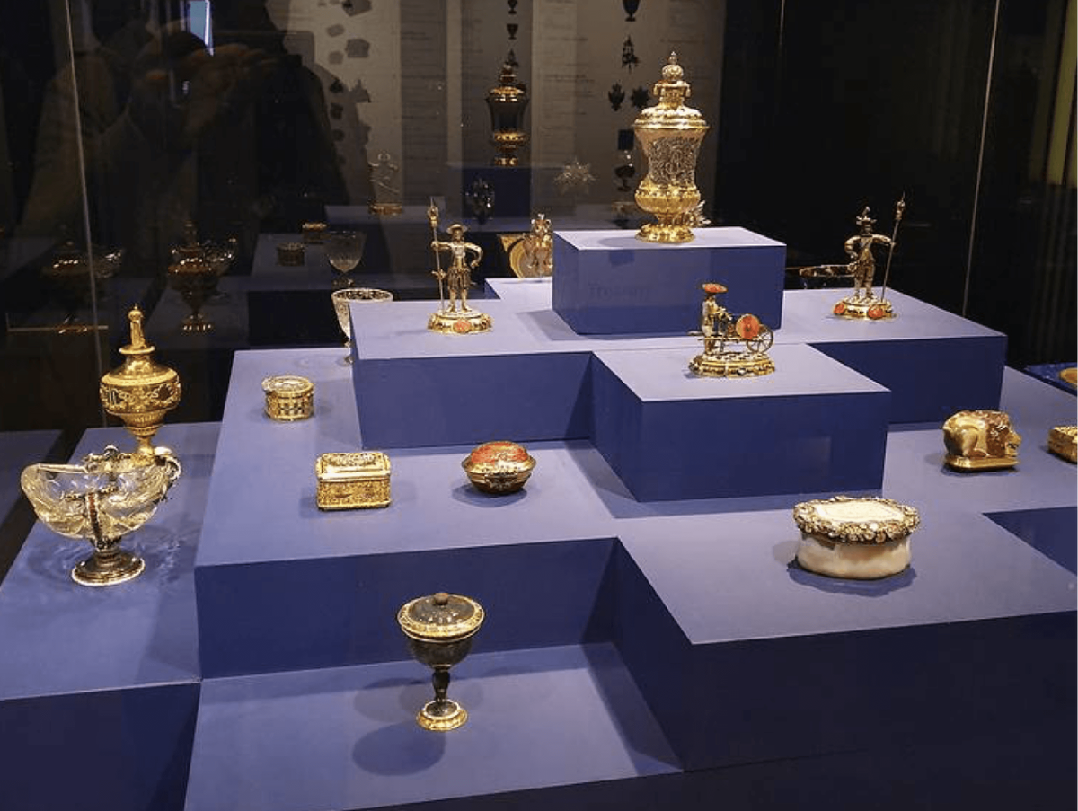 Шкатулки, вазы и статуэтки выставки. 18-19 век.