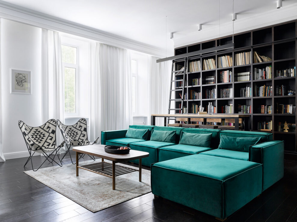 Гостиная. Библиотеку с лесенкой сделал столяр; тумба под ТВ; барный стол и стулья, Archpole; журнальный столик, IKEA; диван, SK Design; ковер и кресла, Julia Grup.