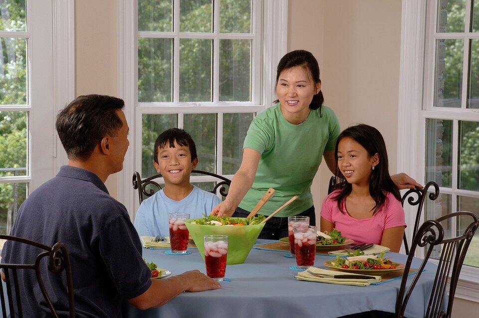 https://pixabay.com/photos/family-eating-at-the-table-dining-619142/