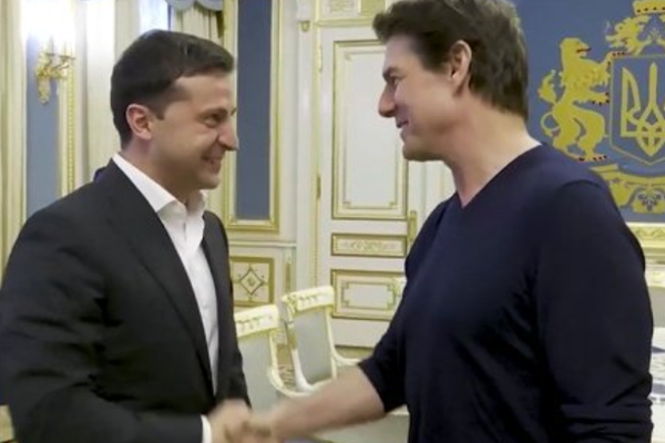 Президент Украины Владимир Зеленский и американский актер, кинорежиссер и продюсер Том Круз беседуют друг с другом во время их встречи в Киеве, Украина, поздно вечером, 30 сентября 2019 года. По приглашению президента Зеленского Том Круз прибыл в Киев.