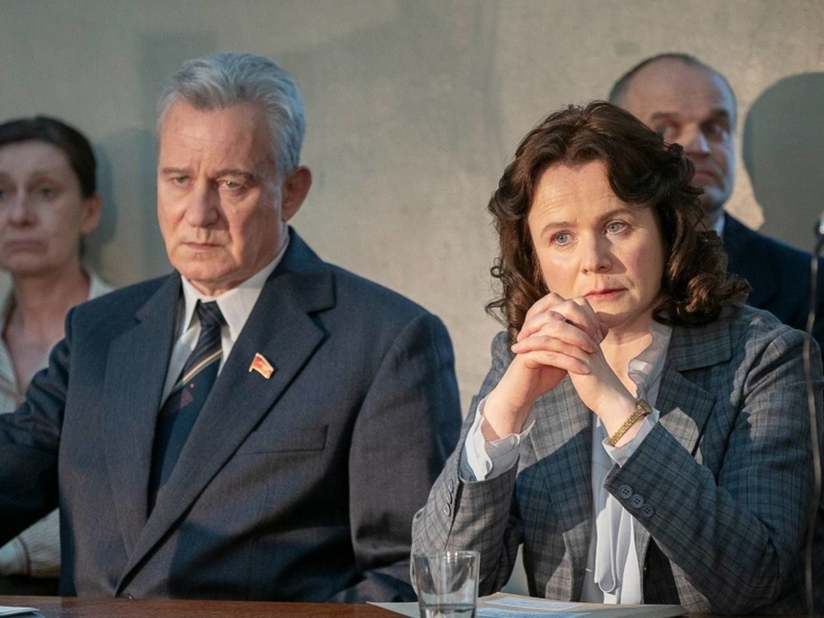кадр из сериала "Чернобыль" (2019). Стеллан Скарсгард и Эмили Уотсон. С ней же актер снялся намного раньше в "Рассекая волны" (1996)