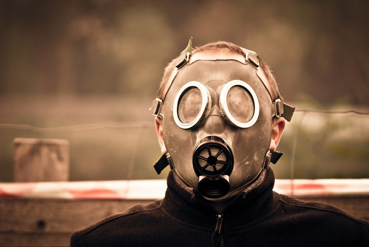 https://cdn.pixabay.com/photo/2014/10/02/00/15/gas-mask-469217_960_720.jpg