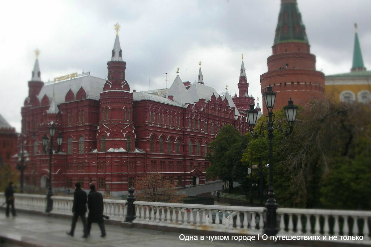 Перед Воскресенскими воротами, ведущими на Красную площадь, в мостовую вделан памятный знак – плита, отлитая скульптором Александром Рукавишниковым, - нулевой километр всех дорог России.