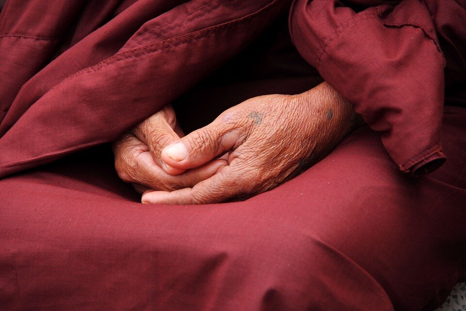 https://cdn.pixabay.com/photo/2014/12/03/12/21/monk-555391_960_720.jpg