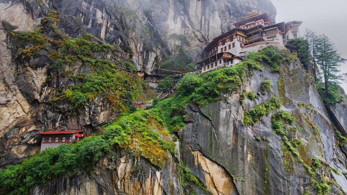 монастырь на скале в китае