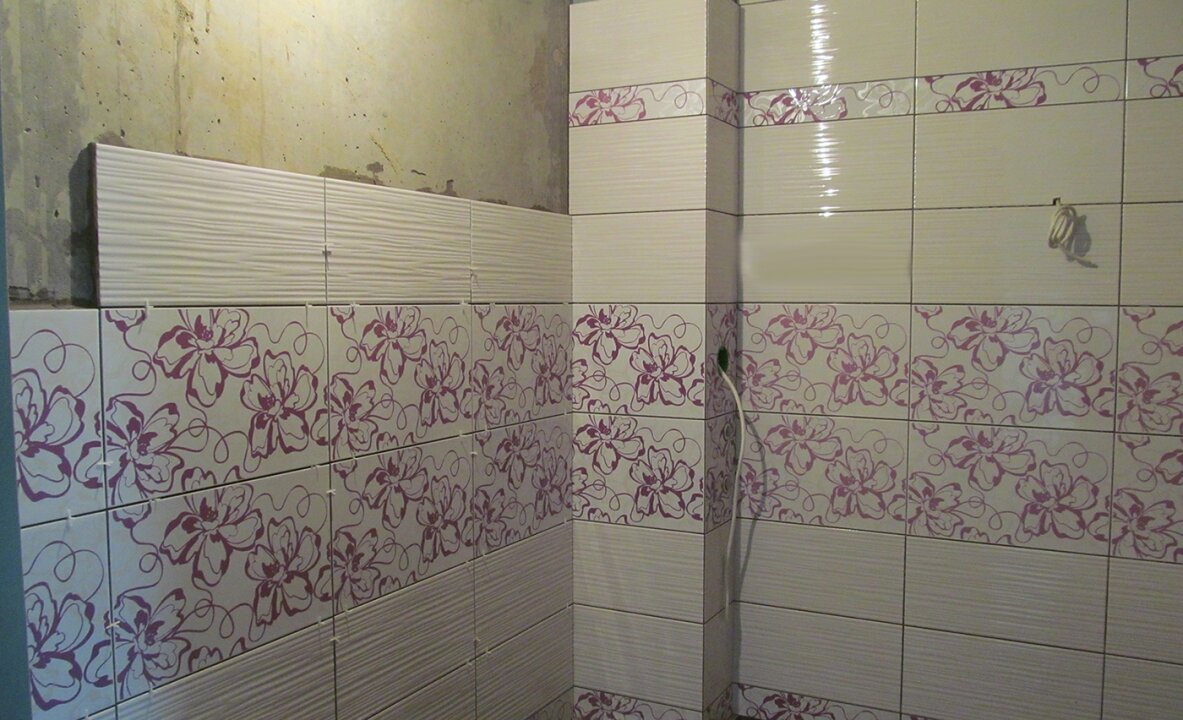 Укладка плитки в ванной plitka vanny ru. Укладка кафеля в ванной. Выкладка кафеля в ванной. Выкладка плитки в ванной полосами. Красивая кладка плитки на стене.