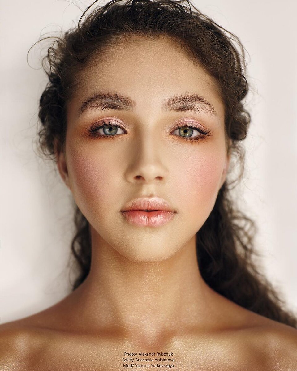 Брови-перья.  Из инстаграма @ananasik.makeup