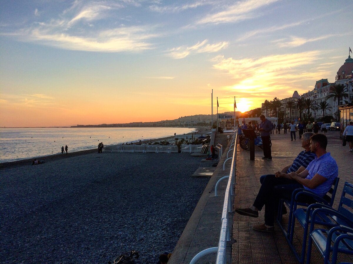 Английская набережная вечером. Глядя на умиротворенный пейзаж, сложно заподозрить какие-то проблемы. А они есть